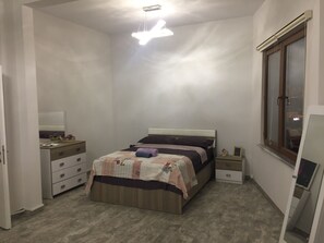 6 Schlafzimmer, individuell dekoriert, laptopgeeigneter Arbeitsplatz