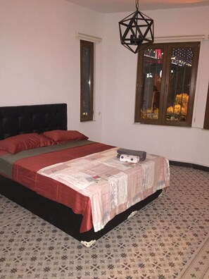 6 Schlafzimmer, individuell dekoriert, laptopgeeigneter Arbeitsplatz