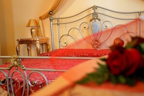 Quarto quádruplo clássico, vista para a cidade | Wi-Fi de cortesia, roupa de cama