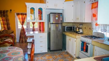 Apartamento superior, vista para o oceano | Cozinha privada | Geladeira grande, micro-ondas, cafeteira/chaleira, chaleira elétrica