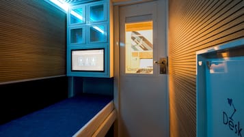 Phòng đơn cơ bản (Capsule - Public Shared Bathroom) | Bàn, truy cập Internet không dây miễn phí, bộ trải giường