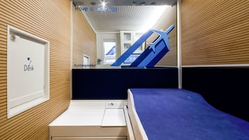 Phòng đơn cơ bản (Capsule - Public Shared Bathroom) | Bàn, truy cập Internet không dây miễn phí, bộ trải giường
