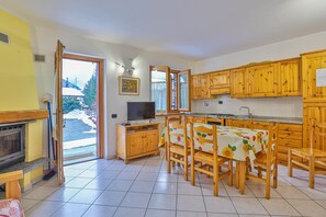 Standard Apartment, 2 Bedrooms, Non Smoking, Mountain View | Desk, iron/ironing board, free WiFi, bed sheets - La Gran Becca A (Antey-Saint-Andre)