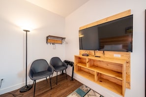 Studiosuite, 2 Queen-Betten | Fernseher