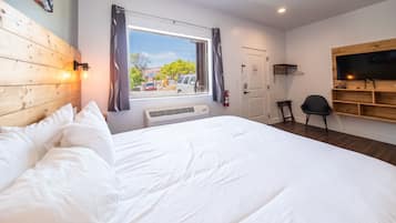 Studio Khas, 1 Tempat Tidur King | Seprai antialergi, busa memori, dan didekorasi berbeda-beda