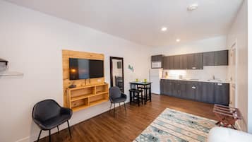 Studio Khas, 1 Tempat Tidur King | Seprai antialergi, busa memori, dan didekorasi berbeda-beda