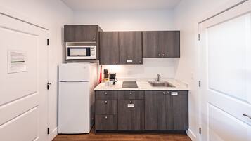 Studio Suite, 2 Tempat Tidur Queen | Dapur pribadi | Lemari es besar, microwave, kompor, dan mesin pembuat kopi/teh