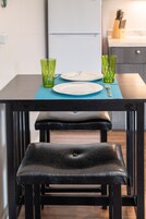 시그니처 스튜디오, 킹사이즈침대 1개 | 객실 내 식사 공간