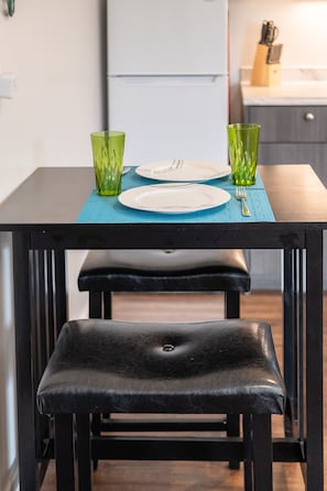 Signature-Studio, 1 King-Bett | Essbereich im Zimmer