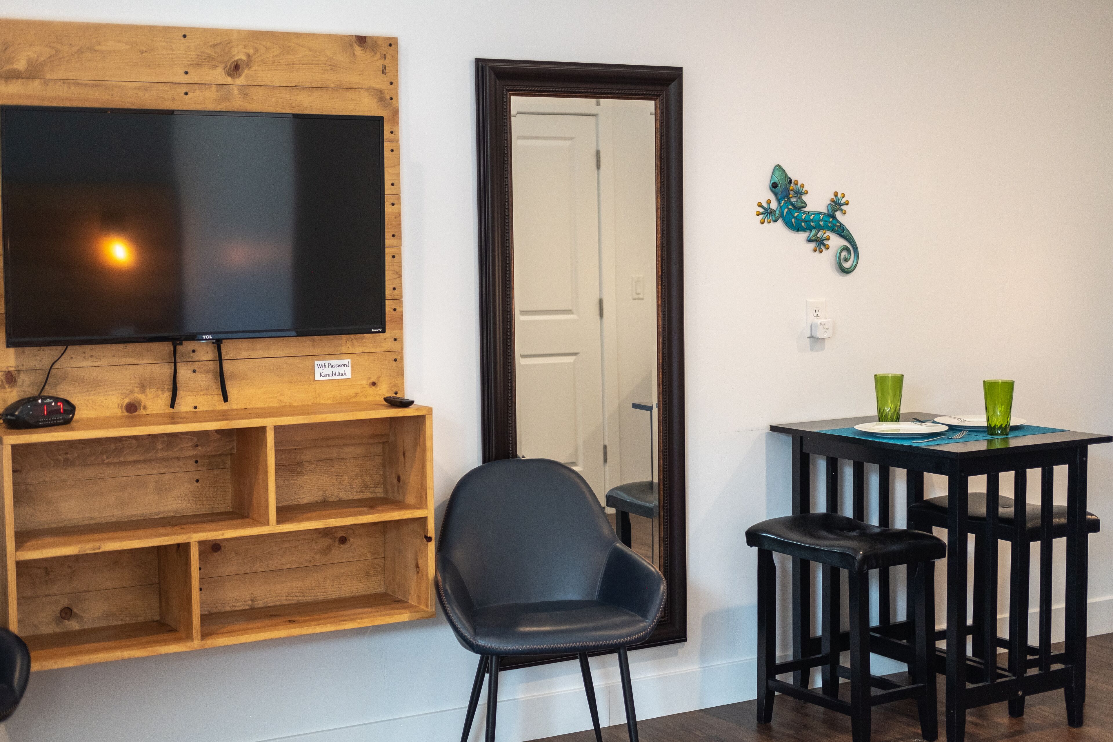 Signature Studio, 1 King Bed | In-room dining