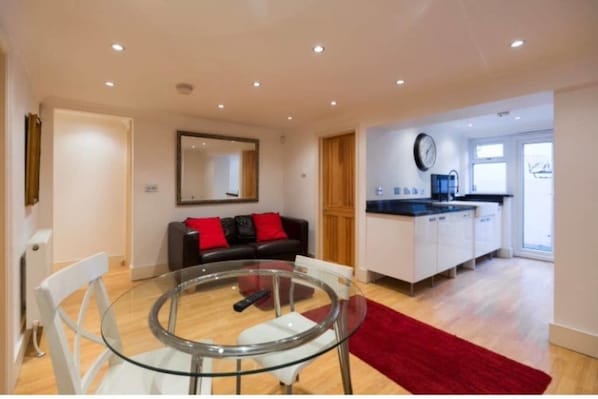 Apartment, 2 Bedrooms | In-room dining