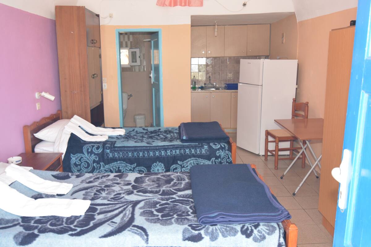 Habitación triple | Sábanas de algodón egipcio, ropa de cama de alta calidad, escritorio