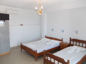 Habitación triple | Sábanas de algodón egipcio, ropa de cama de alta calidad y escritorio