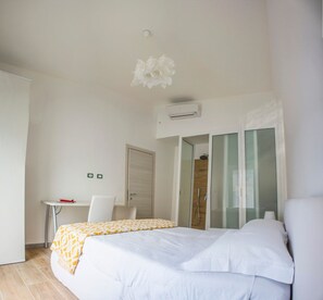 Habitación doble, vistas al patio | Decoración individual, mobiliario individual, escritorio y wifi gratis