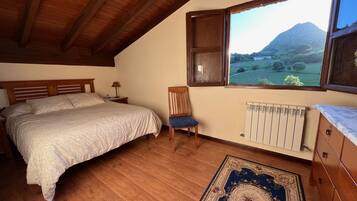 3 slaapkamers, een strijkplank/strijkijzer, reisbedje, gratis wifi