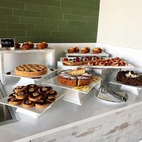 每日供应当地美食早餐（每人 EUR 15）