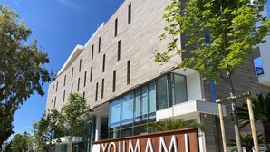 Un edificio moderno con un letrero que dice "YOUMAM".