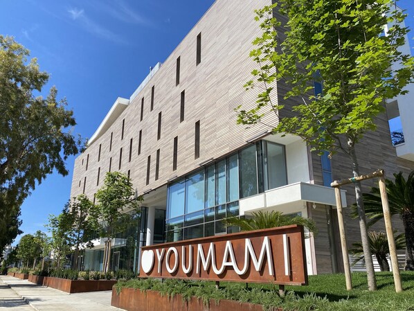 Un edificio moderno con un letrero que dice "YOUMAM".