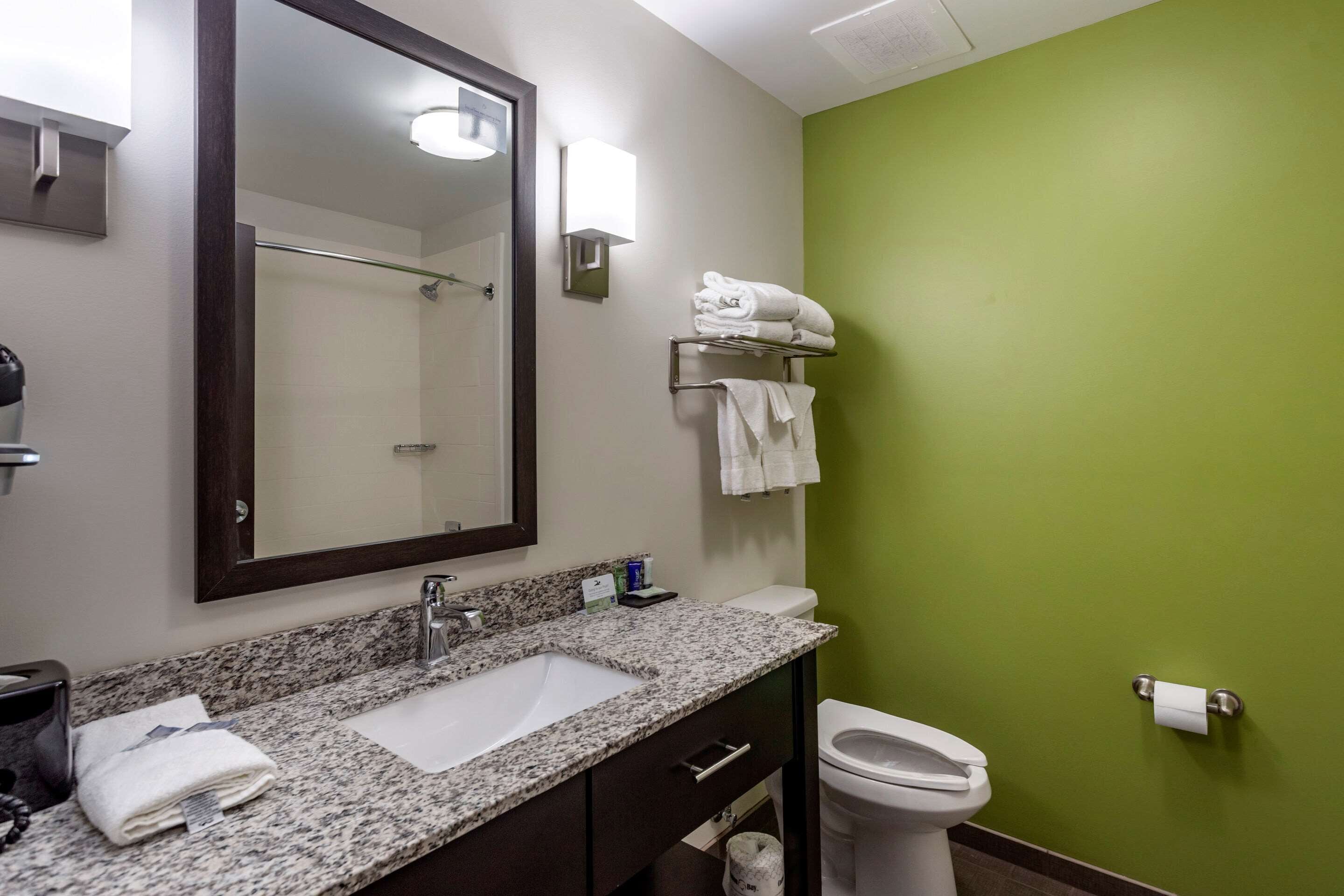 standard room, 2 queen beds, non smoking | bathroom | free toiletries, hair dryer, towels