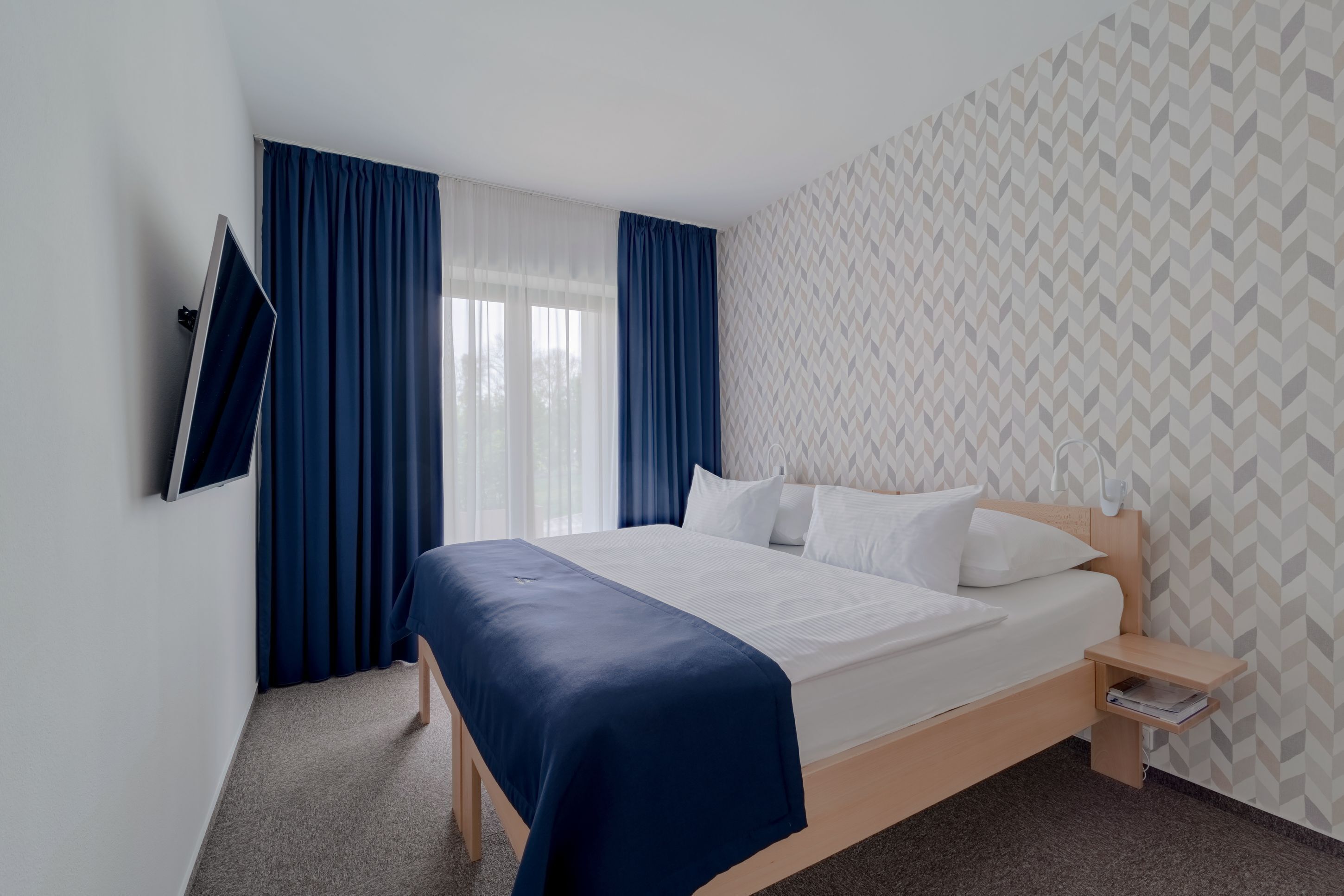 Ropa de cama hipoalergénica, minibar y escritorio 