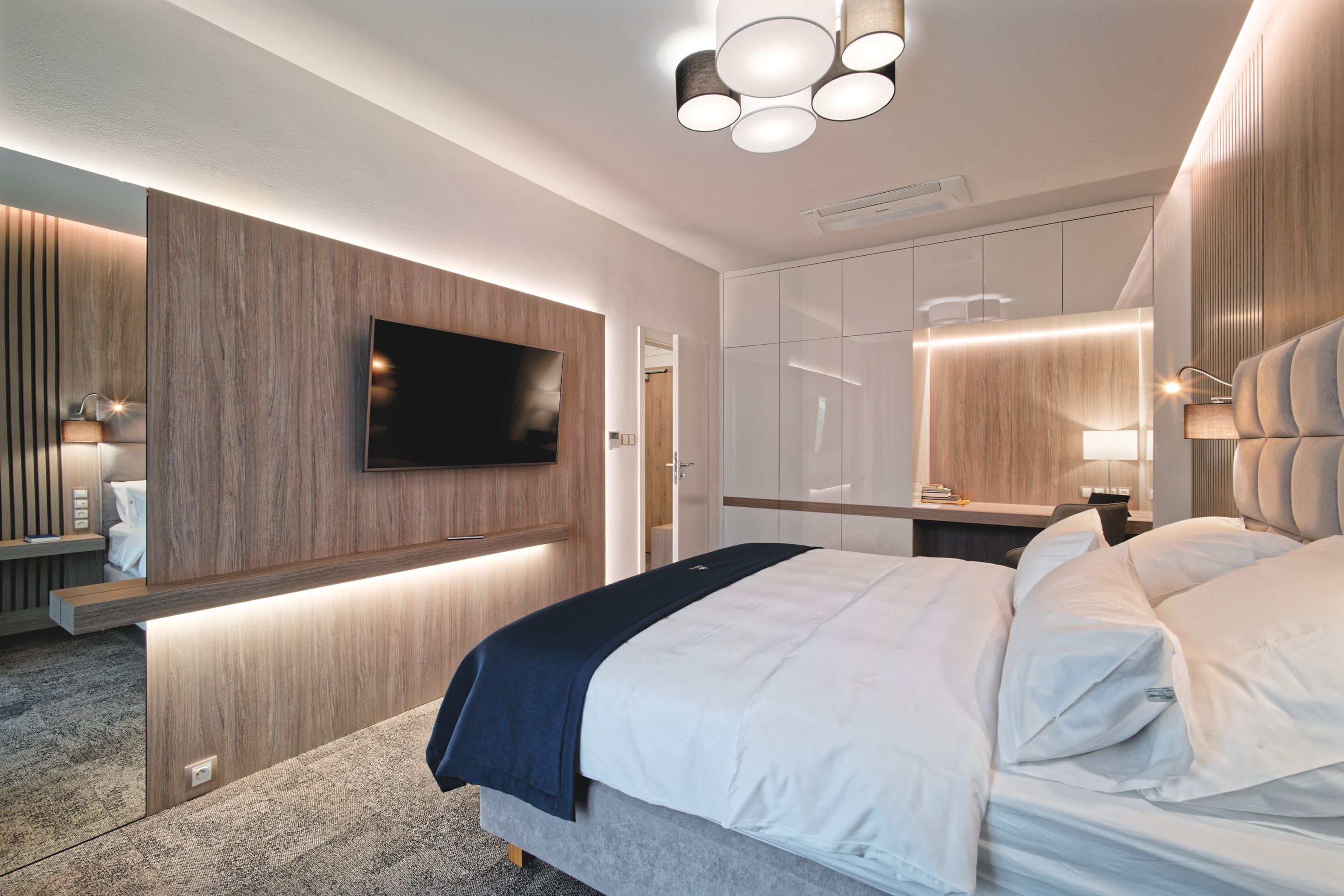 Ropa de cama hipoalergénica, minibar y escritorio 