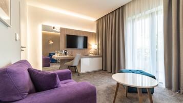 Superior Suite | Hypo-allergenic bedding, minibar, desk, laptop workspace