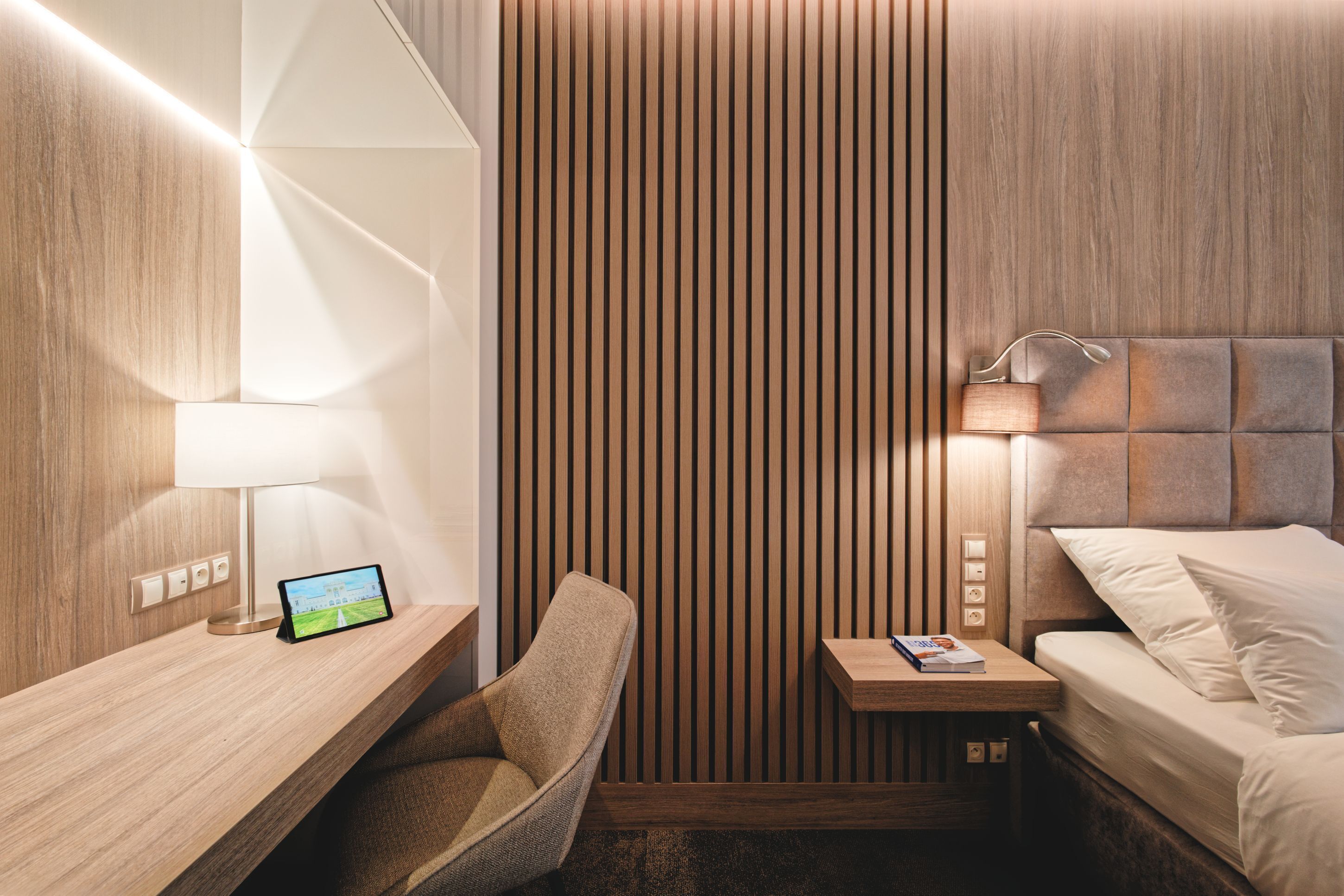 高级套房 | 防过敏的被褥、迷你吧、办公桌、笔记本电脑工作区