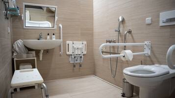 Een moderne badkamer met een wastafel, toilet en douche.