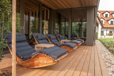 Un sauna, una bañera de hidromasaje, baño turco. Hraniční zámeček