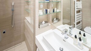 Chambre Deluxe Double ou avec lits jumeaux, terrasse, vue parc (Chateau view) | Salle de bain | Articles de toilette de luxe, sèche-cheveux, peignoirs, chaussons