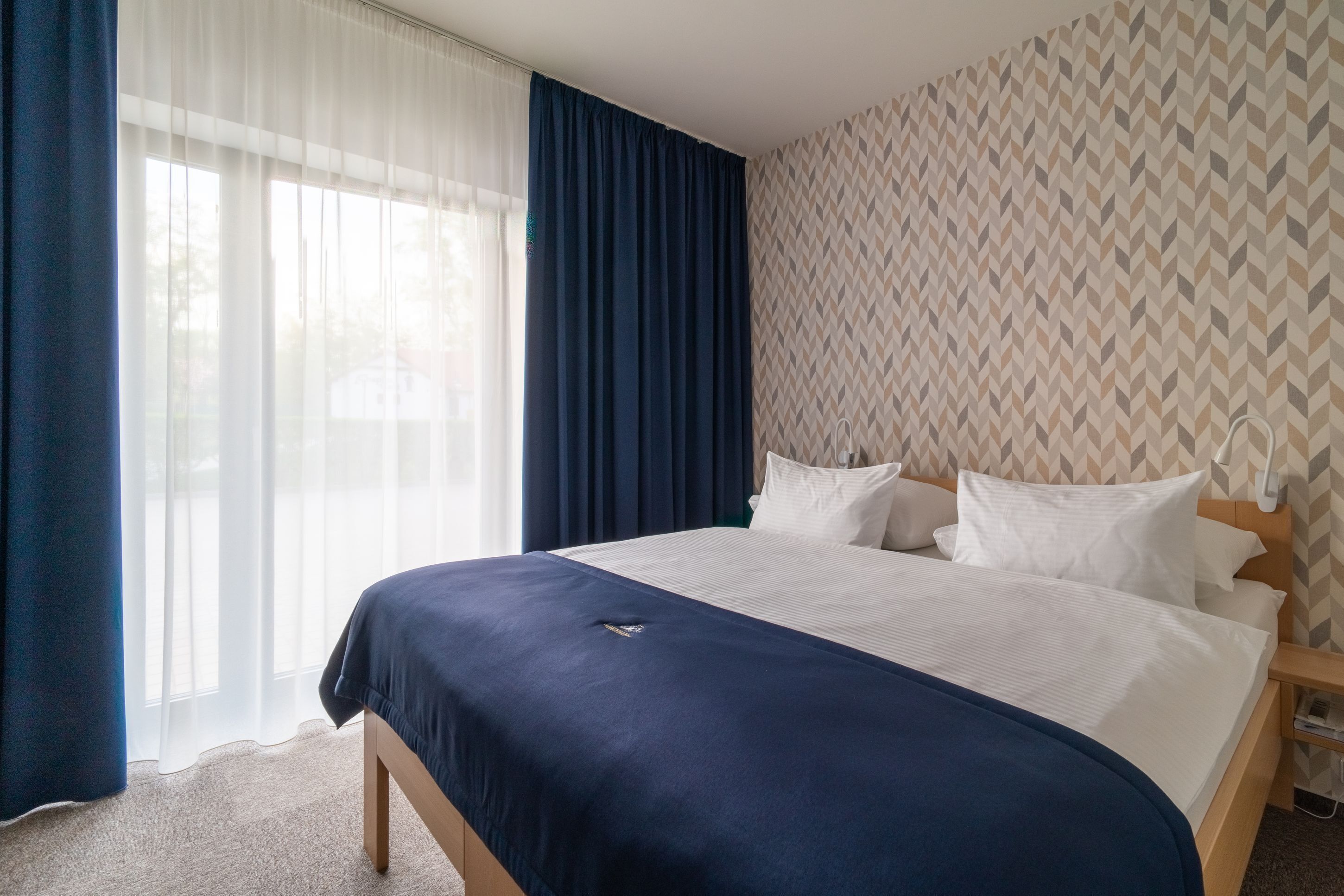 Ropa de cama hipoalergénica, minibar y escritorio 