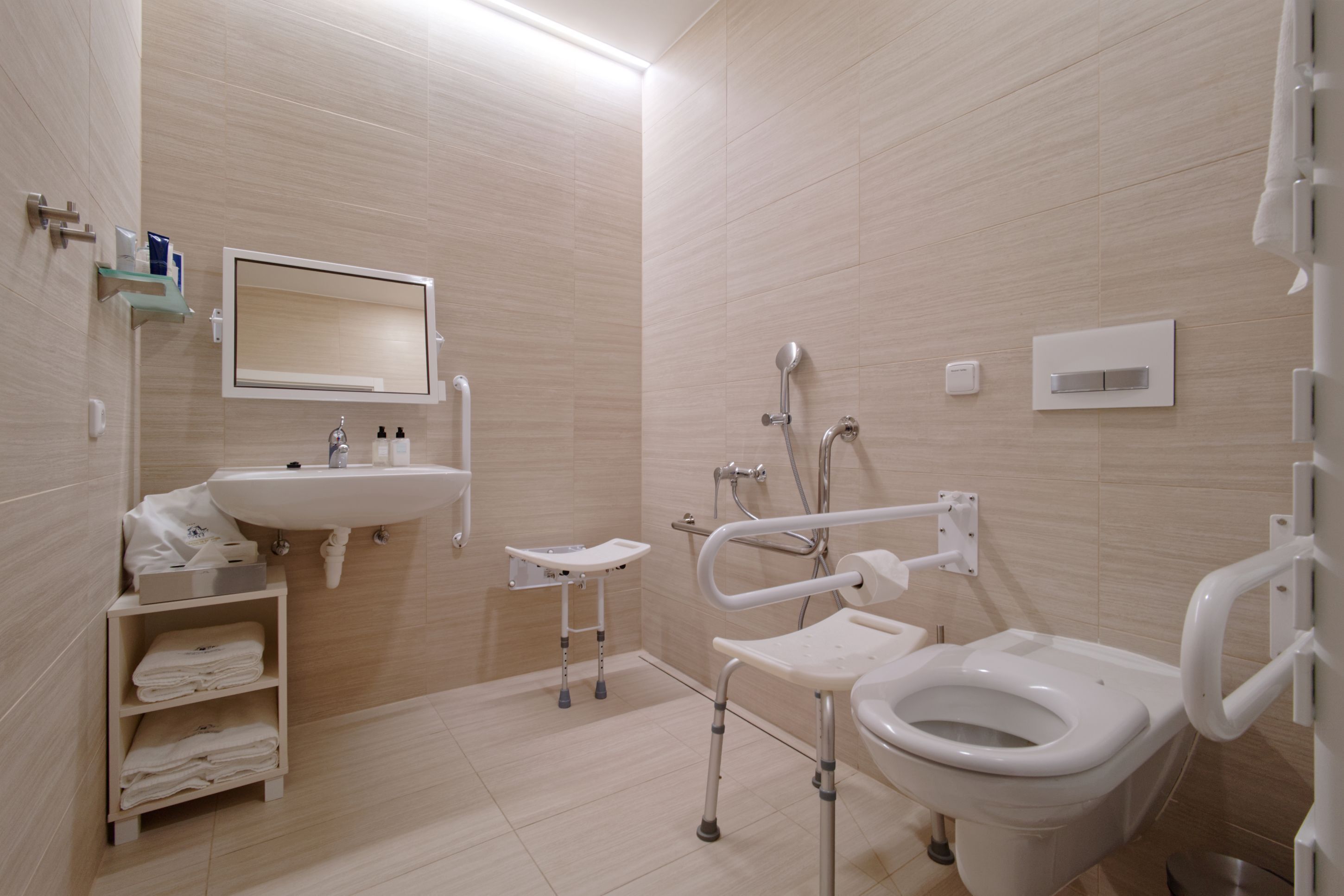 Un baño moderno con lavamanos, inodoro y ducha.