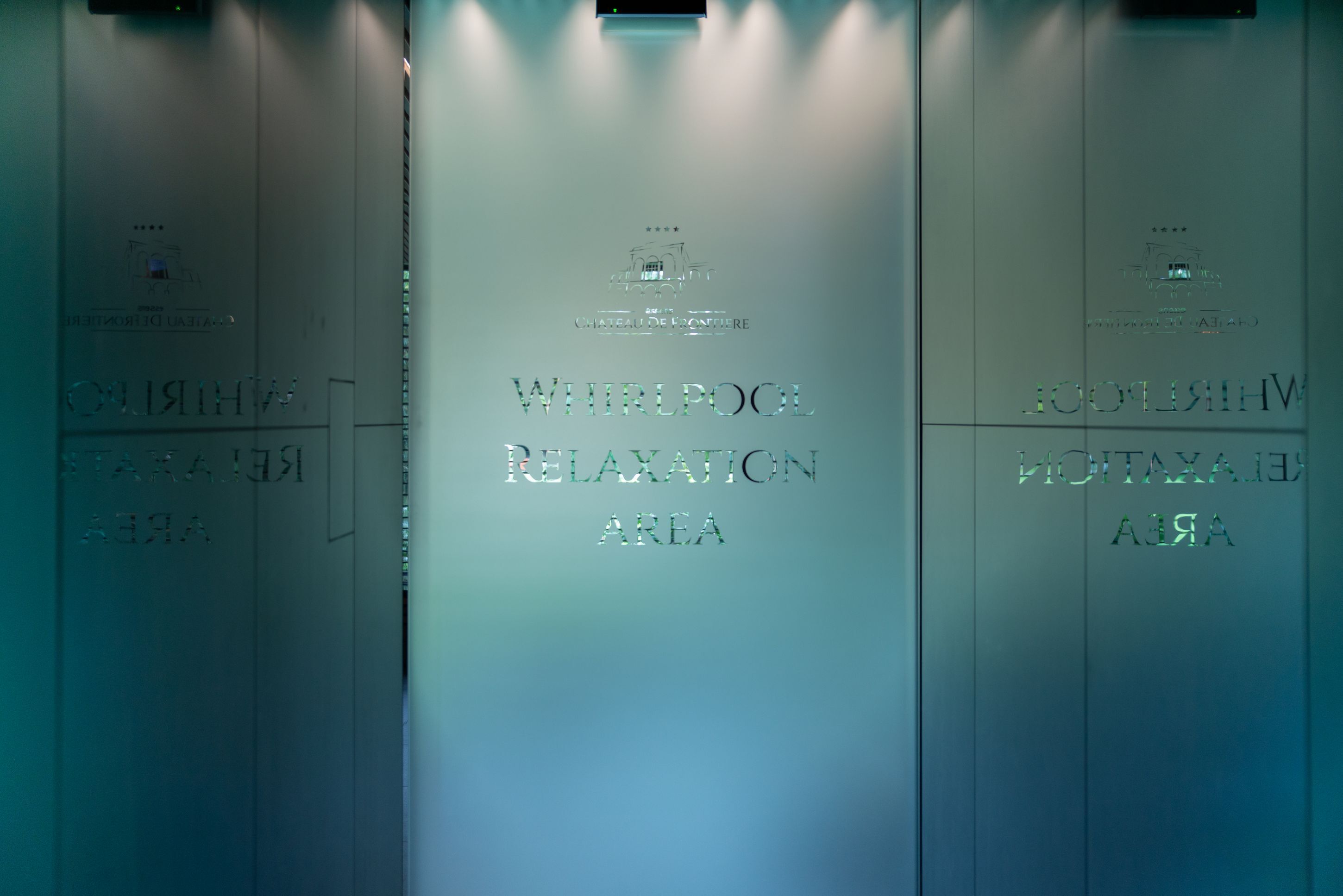 Un mur portant l’inscription « ZONE DE DÉTENTE WHIRPOOL » et « CHÂTEAU DE FRANCE », indiquant un espace spécifique à l’intérieur d’un hôtel.