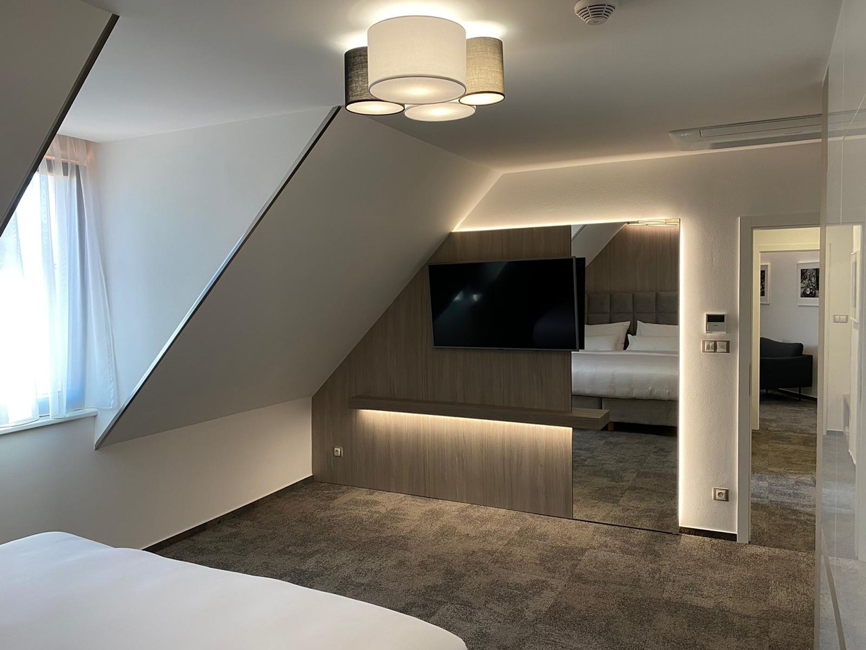 Ropa de cama hipoalergénica, minibar y escritorio 