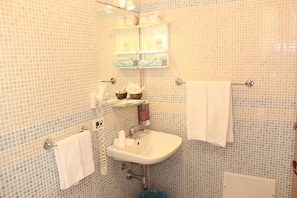 Douche, douche cascade, articles de toilette (gratuits)