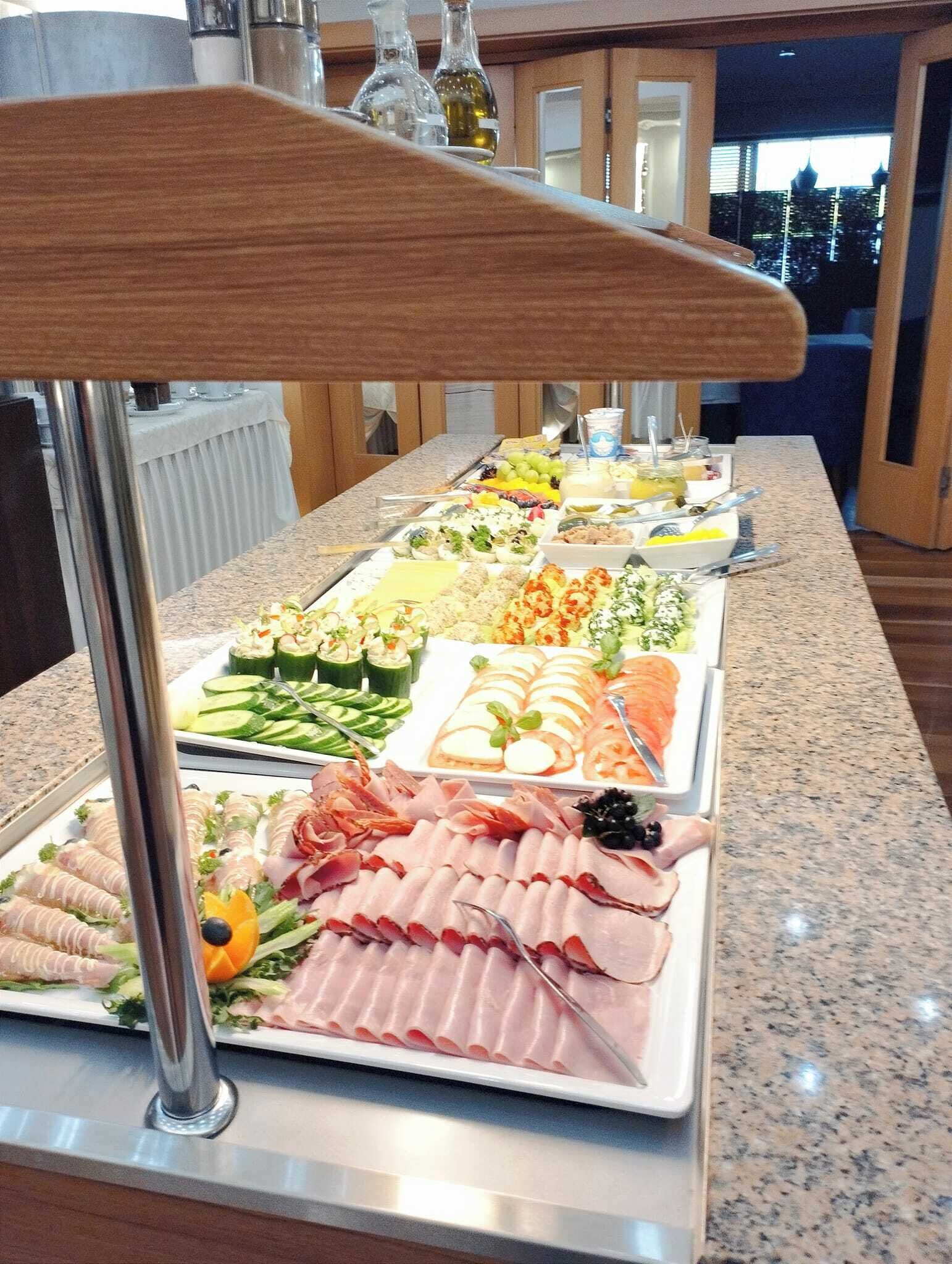 daily continental breakfast (pln 30 per person)