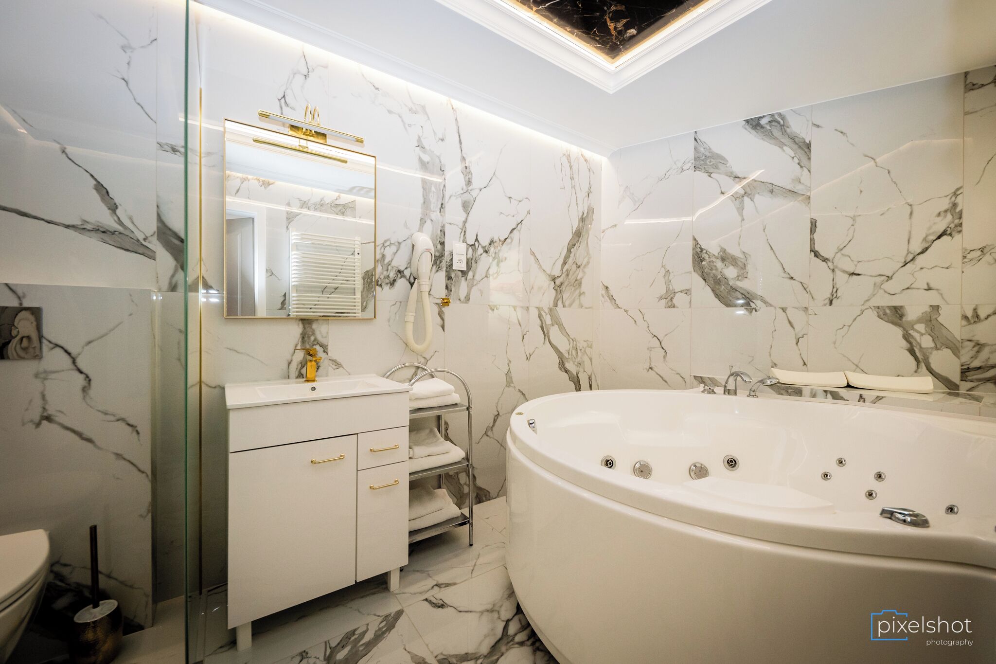 suite | bathroom | hair dryer, towels, soap, shampoo