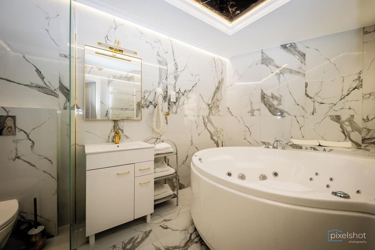 suite | bathroom | hair dryer, towels, soap, shampoo