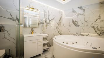 Suite | Baño | Secador de pelo, toallas, jabón y champú