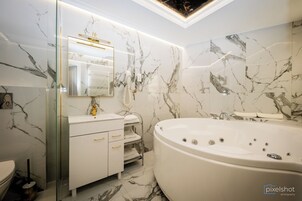Suite | Bathroom | Hair dryer, towels, soap, shampoo