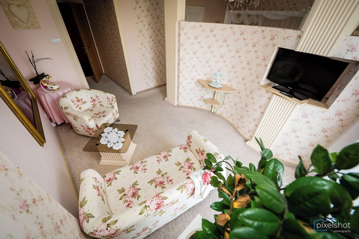 suite | desk, blackout curtains, iron/ironing board, free wifi