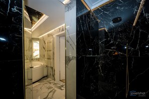 Suite | Bathroom | Hair dryer, towels, soap, shampoo - Hotel Classic (Rzeszów)