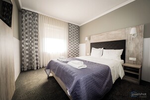 Escritorio, cortinas blackout y tabla de planchar con plancha 