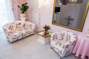 Suite | Desk, blackout drapes, iron/ironing board, free WiFi