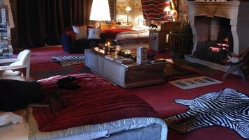 Individueel gedecoreerd, individueel gemeubileerd, een bureau