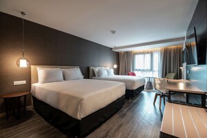 Kamar, 2 Tempat Tidur Queen, pemandangan sungai | Brankas, meja kerja, ruang kerja ramah laptop, dan tirai kedap cahaya