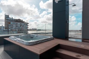 Rooftop pool - SORO Montevideo, Curio Collection by Hilton (Montevideo)