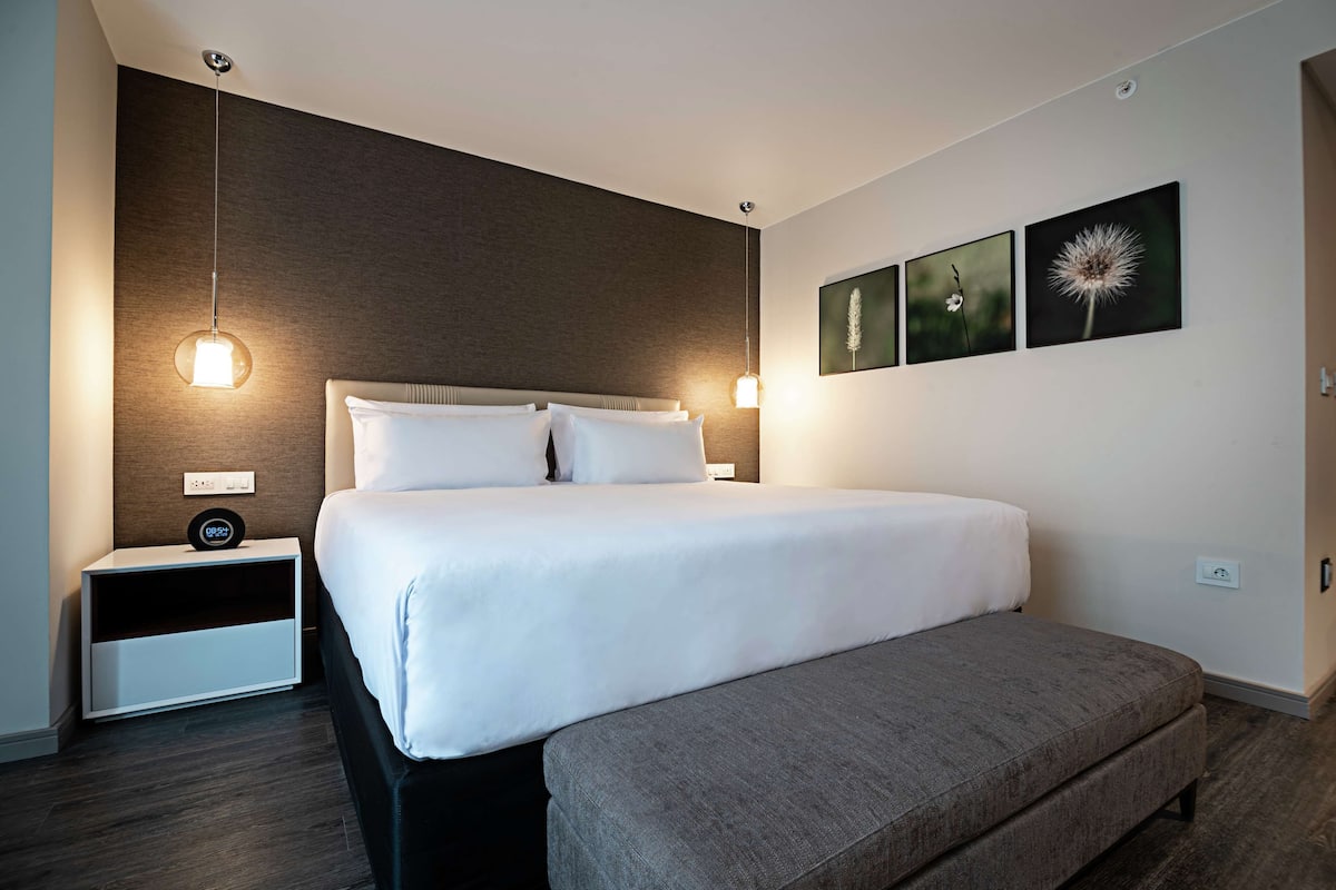 Kamer, 1 kingsize bed, uitzicht op rivier | Een kluis op de kamer, een bureau, een laptopwerkplek