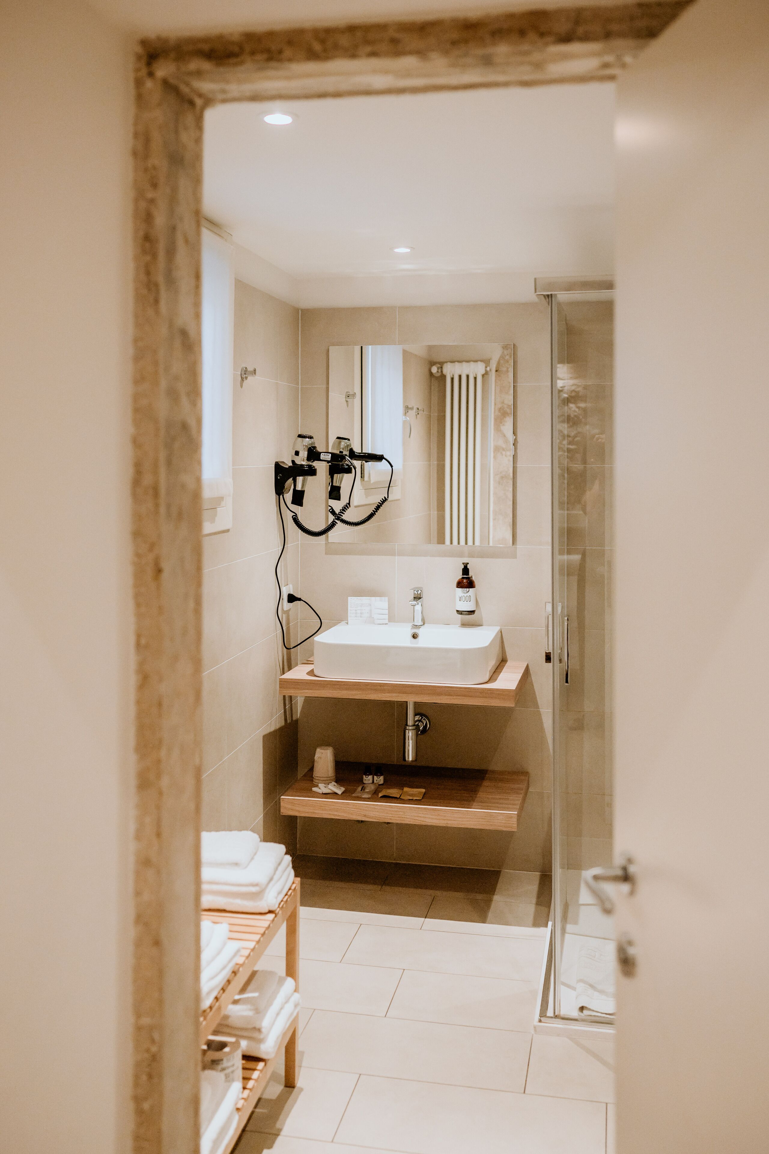 comfort quadruple room, courtyard view | bathroom | free toiletries, hair dryer, bidet, towels