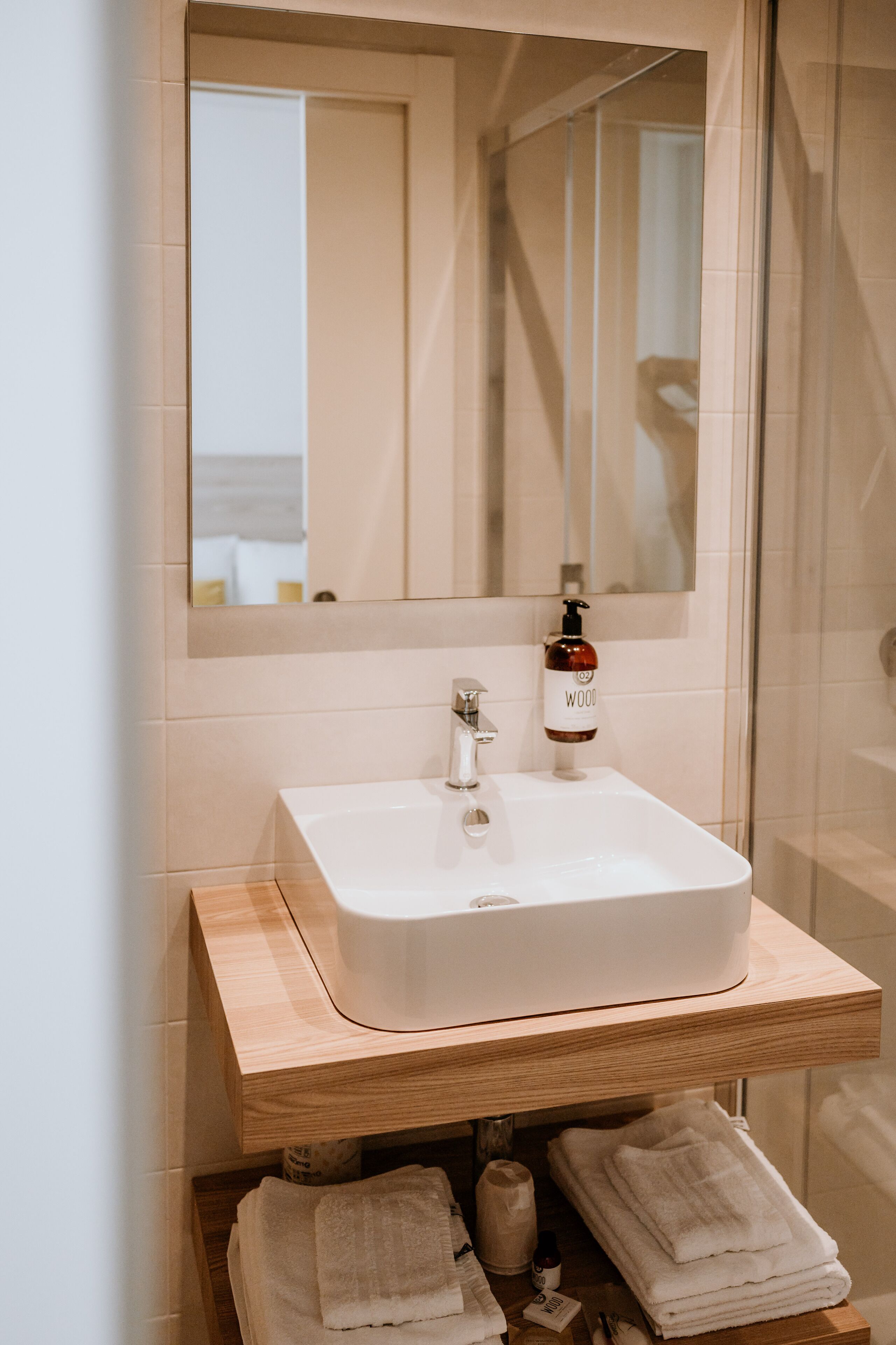 comfort double room, city view | bathroom | free toiletries, hair dryer, bidet, towels